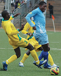 Rayon Sport striker Pappy Gasana is sandwicthed by Atracos Godfrey Karegga (R) and Ronald Kamoga in yesterdayu2019s league match at Nyamirambo stadium. (Photo/ F. Goodman)
