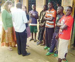 HUMAN RIGHTS VITAL: American students interview a group of inmates at Bwishyura police station yesterday. (Photo: S. Nkurunziza)