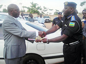 CGP Emmanuel Gasana hands over documents of a car stolen from Burundi to his Burundian counterpart Fabien Ndayishimiye. (Photo: P. Ntambara)