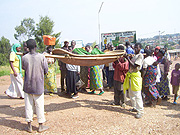 One of those injured in the clash being transported to Byumba hospital in a traditional stretcher. (Photo: A. Gahene)