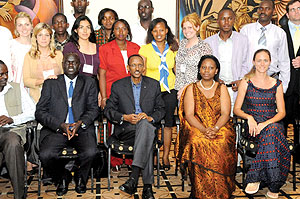 President Kagame poses for a group photo with organisers and some participants of the conference. (Photo Urugwiro Village)