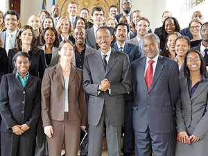 President Kagame with some of the students from Harvard Business School. (Photo Urugwiro Village)