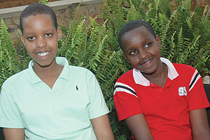 HARD WORK PAYS:  Best Ou2019level student, Hope Umuziga (L),  with 2nd best PLE pupil, Arsene Kwitonda at The New Times offices yesterday. (Photo/ J. Mbanda)