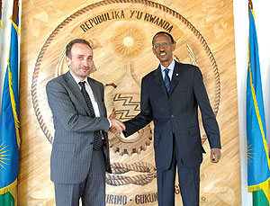 President Kagame receiving the new French  Ambassador, Laurent Contini, yesterday (Photo Urugwiro Village)