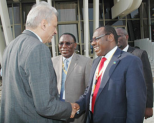Commonwealth Secretary General Kamalesh Sharma (L) is received by Amb.Claver Gatete and Amb. Eugene Munyakayanza (C) at Kigali International Airport  on Wedneday (Photo J Mbanda).
