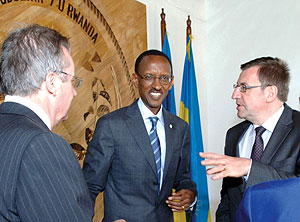 President Kagame shares a light moment with the Belgian Foreign Minister, Steven Vanackere and a member of his delegation after their meeting at Urugwiro Village. (Photo Urugwiro Village)