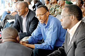 President Kagame consulting with local leaders during his tour of the southern Province.(Photo Urugwiro Village)