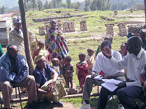 The vice mayor, Frank Kobukeye meeting the displaced residents in Kijote cell yesterday. (Photo: B. Mukombozi)