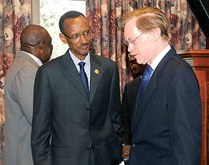 President Paul Kagame speaking with World Bank President Robert Zoellick at the African Union Summit in Addis Ababa, Ethiopia yesterday  (Urugwiro Village)