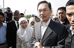 Malaysian opposition leader Anwar Ibrahim arrives at a Kuala Lumpur courthouse with his wife on Sept. 24, 2008.