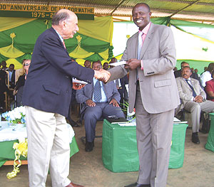 Sorwathe owner Joe Wertheim delivers a written pledge worth Rwf5m to mayor Justus Kangwaje. (Photo/A .Gahene)