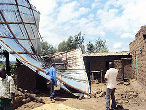 Residents assesing damages caused by the  heavy wind. (Photo: D. Ngabonziza)