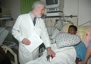 Dr. Harold Goldberg talks to a heart patient at King Faisal Hospital (File photo)