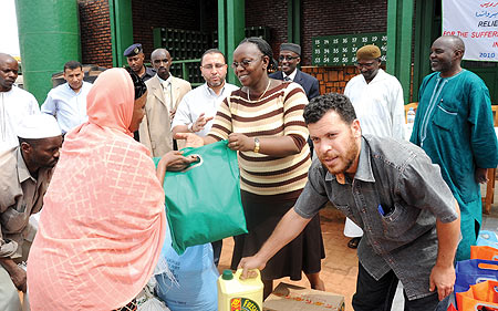 Nyarugenge District Mayor Theophila Nyirahonora participates in distributing food and clothes to victims of heavy rains in the District. (Photo/ J. Mbanda)