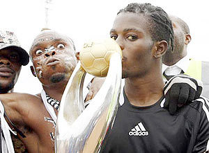 TP Mazembe skipper Tresor Mputu (R) kissing the 2009 African Champions League trophy. The phenomenon congolese player recently won the Glo-CAF local African player of the year award.