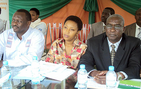 Robert Bayigamba, PSF chairman flanked PSF acting CEO Molly Rwigamba and PSF Muhanga chairman, Fidu00e8le Mupagasi. (Photo: D. Sabiiti)