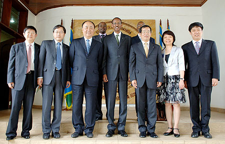 President Kagame with the visiting Chinese delegation. (photo Urugwiro Village)