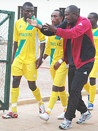 Ruremesha (R) talks to his players shortly before their league encounter with Rayon Sport. The talk did not yield much as Atraco went on to lose 3-0 (File photo)