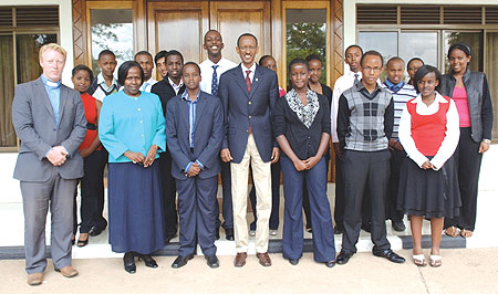 President Paul Kagame with Students and staff of St Andrews School, Turi at Urugwiro Village yesterday. (Photo Urugwiro Village)