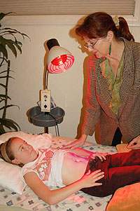 Acupuncture treatment combined with infrared light for abdominal pain (Internet Photo)