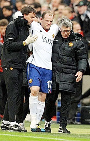 Wayne Rooney is helped from the pitch after being injured during the UEFA Champions League quarter-final match against Bayern. (Net photo)