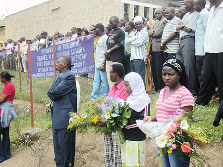 A cross section of residents paying tribute to genocide victims at Nyabisindu.(Photo: D. Sabiiti)