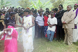 Governors Fidu00e8le Ndayisaba of the South and Aimu00e9 Bosenibamwe, of the North. (Photo: D. Sabiiti)