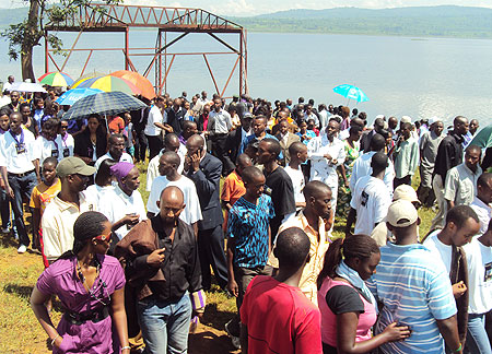 Mourners at Lake Mugesera where tens of thousands died. (Photo: S. Rwembeho)