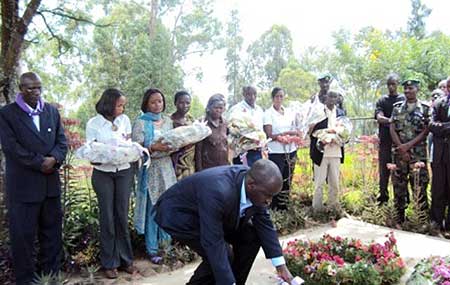The Nyagatare district Mayor, Fred Sabiti Atuhe laying wreaths on the mass graves where genocide victims were burried in Gatunda sector. (Photo: D. Ngabonziza)