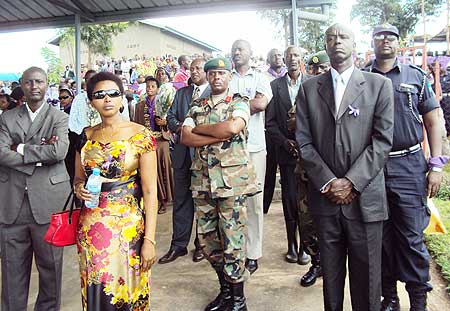 Governor Kabaija (second right on front row) leads hundreds to lay wreaths at Mwurile genocide cemetery. (Photo: S. Rwembeho)