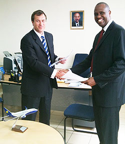 Vice President GE Capital (GECAS) Ryan Barrett and Chairman & Acting CEO RwandAir, John Mirenge after signing the agreement