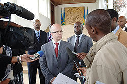 Aleksander Gabelic, from the UN Association of Sweden speaking to the press after meeting President Kagame at Urugwiro Village yesterday.