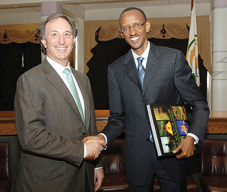 President Kagame with the CEO of Conservation International (CI), Peter Seligmann, yesterday.  (Photo Urugwiro Village)