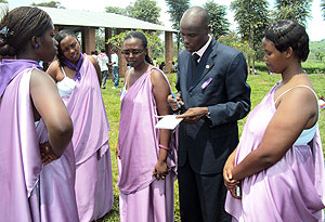 Damien P. Niyonshutu ARGR coordinator briefing the association members during memorial day in Rukumberi. (Photo: S. Rwembeho)