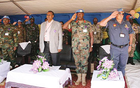Mohamed B.Yonis (L), Rwandan Contingent Commander, Col Chris Murari (C) and UNAMID Police Commisioner, Michael Fryer (R) during commemoration event. (Courtsey Photo)