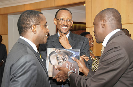 President Paul Kagame sharing a light moment with the president of the Senate, Vincent Biruta and sports minister, Joe Habineza (Photo Urugwiro Village)