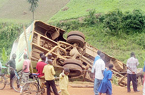 The overturned  ONATRACOM bus that killed 2 and injured several.(Photo: D. Ngabonziza)