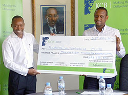 KCB Rwanda Managing Director Maurice Toroitich (L) awarding the $50,000 cheque to RAC boss Yves Kagina. (Photo: B. Mugabe)