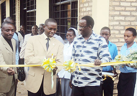 State Minister Mathias Harebamungu (C) commissions 9YBE schools in Kamonyi, with Governor Fidel Ndayisaba of the Southern Province. Photo D Sabiiti
