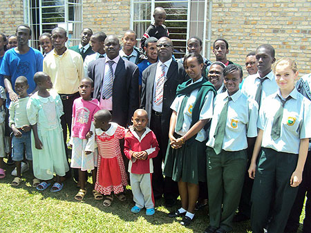 Green Hills Academy entourage poses for a group photo with the disabled children in Kamonyi. (Photo: D. Sabiiti)