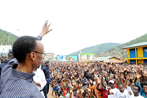 President Kagame waves at the crowd in Nyabugogo yesterday. (Photo Urugwiro Village)