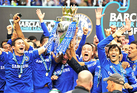 John Terry and Frank Lampard of Chelse lift the Premier League trophy after Chelsea beat Wigan 8-0 at Stamford Bridge on May 9. (Net photo)