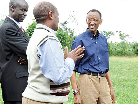 President Kagame listens to model farmer, Apollo Rutagarama,  at his farm in Rukiri, Gitoki Sector yesterday. (Photo Urugwiro Village)