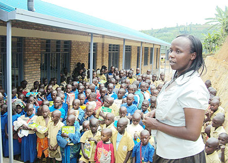 Muhanga Vice Mayor, Alice Uwimbabazi addresses pupils at the commissioning of the newly constructed Rugendabari Primary School. (Photo: D. Sabiiti)