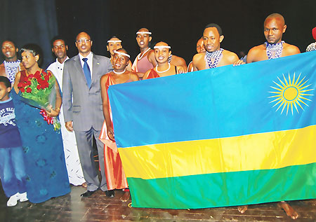 Members u201cUrukererezau201d dance troupe and Rwandan officials pose for a photo.