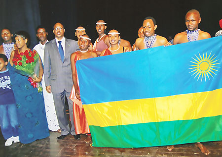Members u201cUrukererezau201d dance troupe and Rwandan officials pose for a photo.