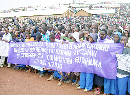 Gihembe Congolese refugees display placards to mark the seventh commemoration of their fellow citizens massacred by Interahamwe. (Photo: A. Gahene)
