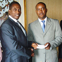 MD of Sonarwa, Olusegun Durojaiye  presents a cheque to COO of Rwanda Energy Company, Dr. Ivan Twagirishema. (Courtesy photo)