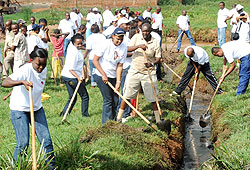 Residents undertaking Umuganda in Nyabugogo wetland last weekend. Fina Bank plans to plant 1500 bamboos in the wetland (File Photo)