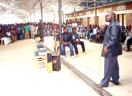 Mayor Nyangezi addressing residents at Yaramba market on Thursday. 